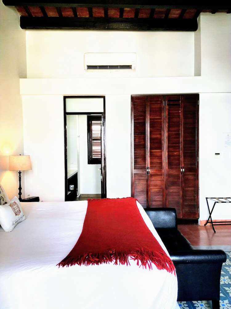 Deluxe Balcony Suites - Photo 6