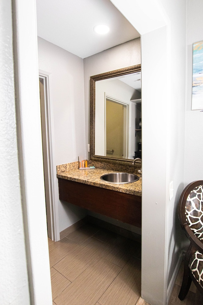 Superior Room, 1 King Bed, Accessible photo 3