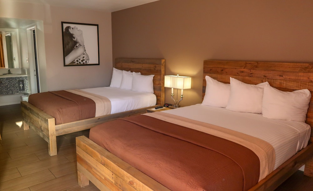 Deluxe Room, 2 Queen Beds, Pool View - Photo 1