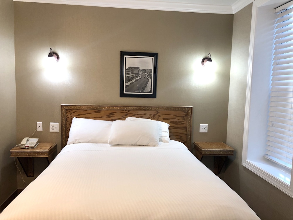 Traditional Room, 1 Queen Bed - Photo 1