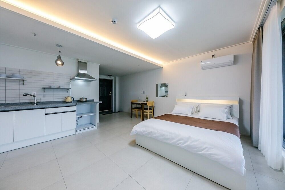 Room (201) photo 3