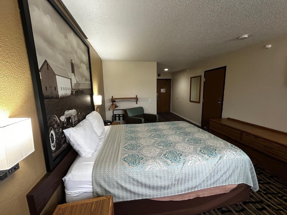 Queen Bed Accessible - Photo 1