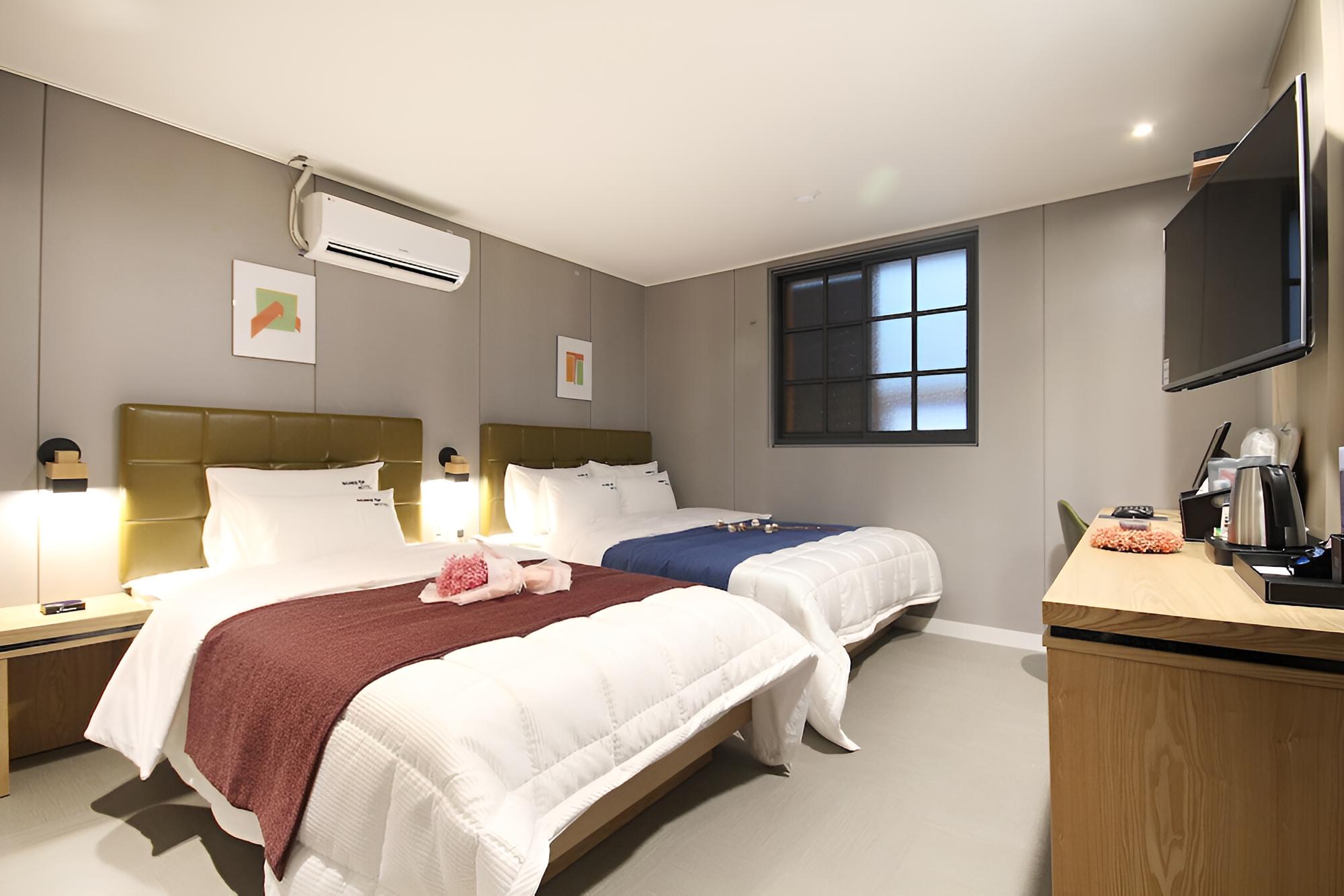 Room (Twin-Additional charge for consecutiv)