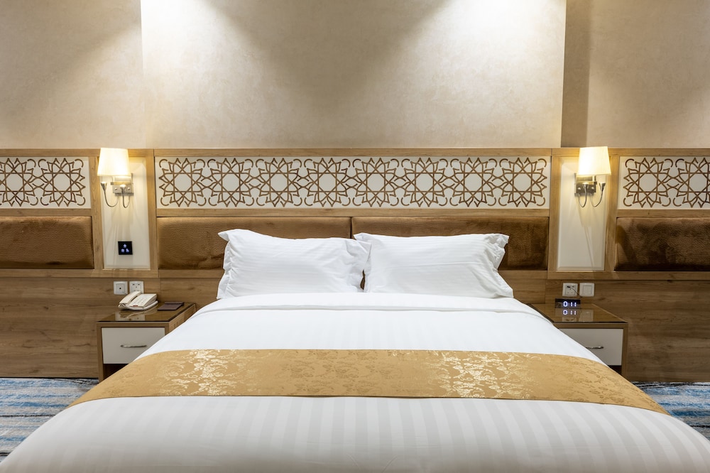 Deluxe Room, 1 King Bed - Photo 1