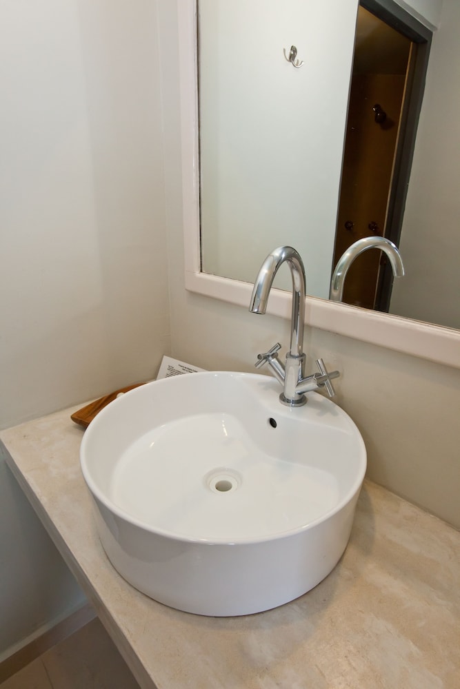 Basic Double Room, Ocean View (Basement level) - Photo 10
