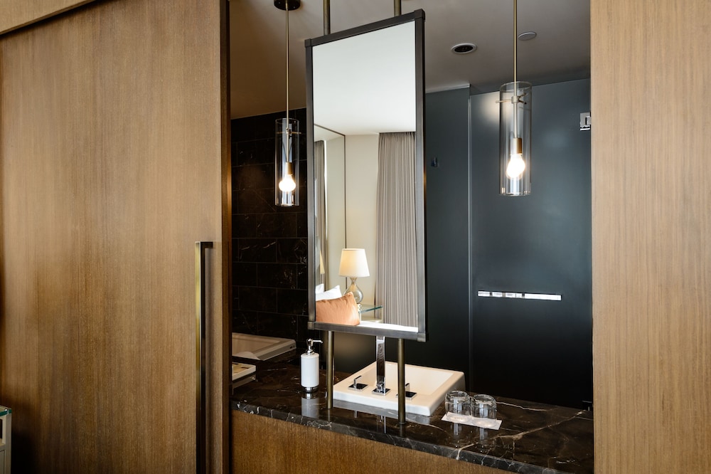 One Bedroom Suite - Photo 4