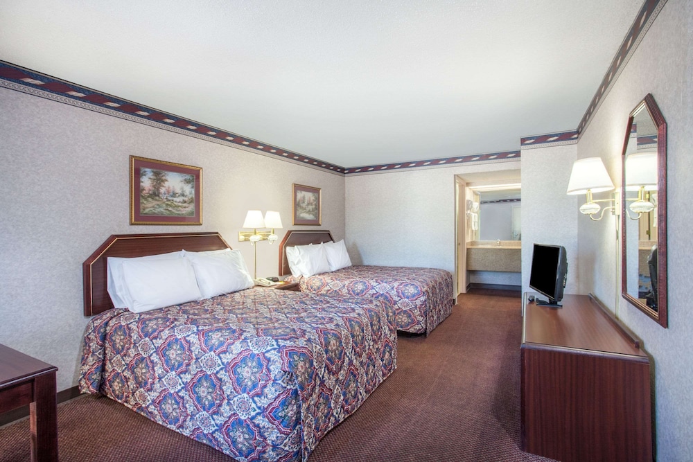 Standard Room, 2 Queen Beds - Photo 1