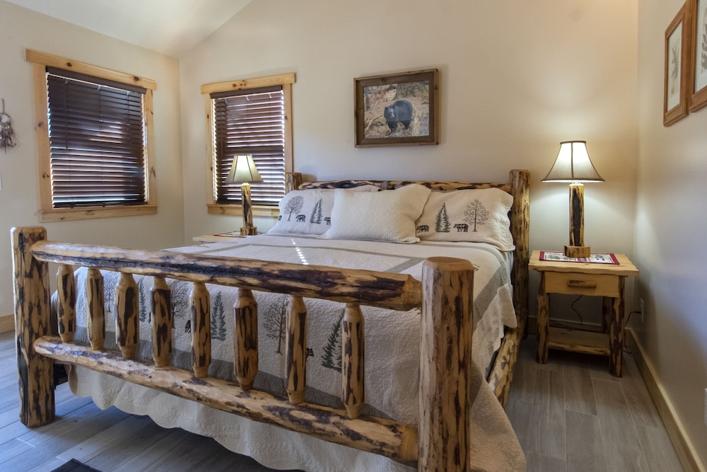 Tree House Suite, 1 King Bed, 1 Queen Bed, and 1 Queen Sofa Bed, Patio photo 2