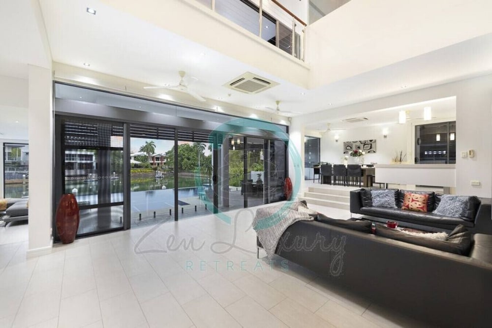 Luxury Villa photo 1