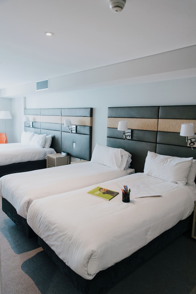 Superior Family Accessible Room, 1 Queen and 2 Single Beds - Photo 5