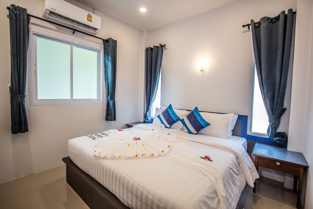 Deluxe Villa With Private Garden - Photo 2