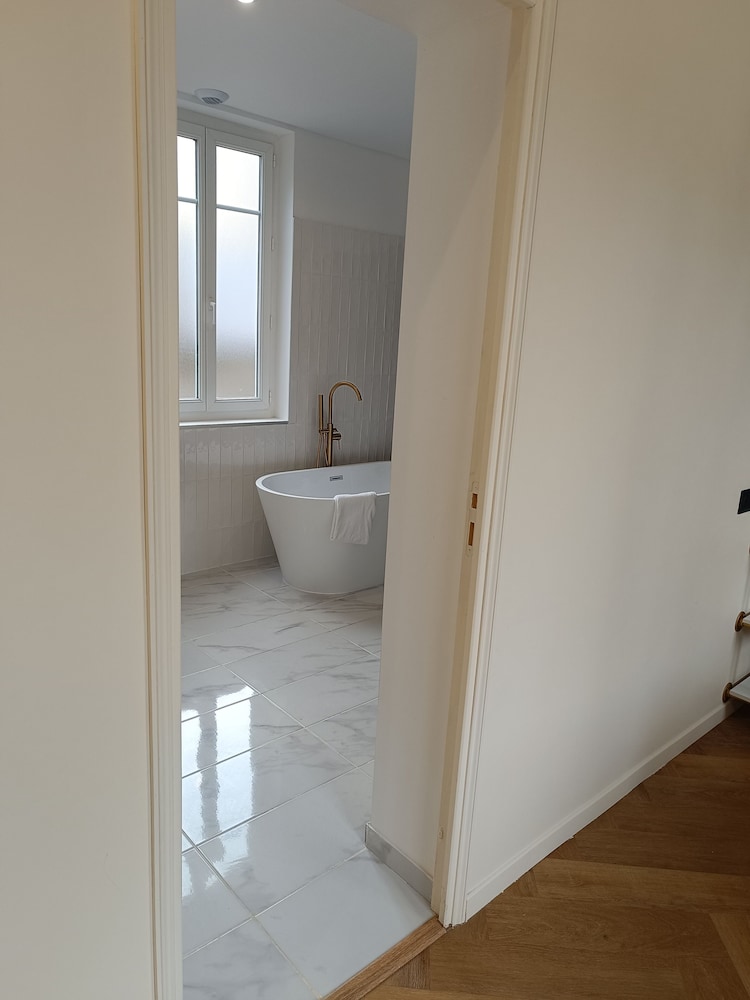 Deluxe Suite, 1 Queen Bed, Bathtub photo 2