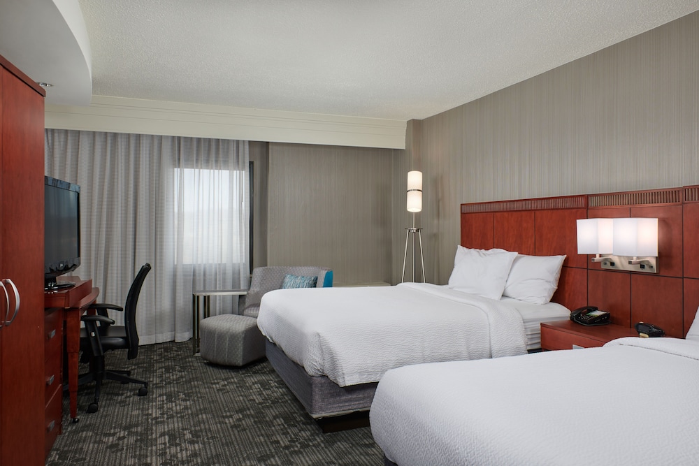 Room, 2 Queen Beds (Mobility/Hearing Accessible, Tub)