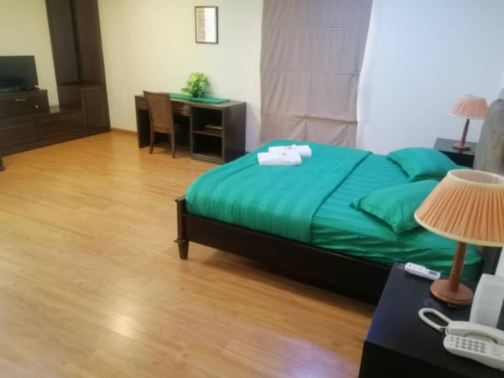 Deluxe Room, 1 King Bed photo 3