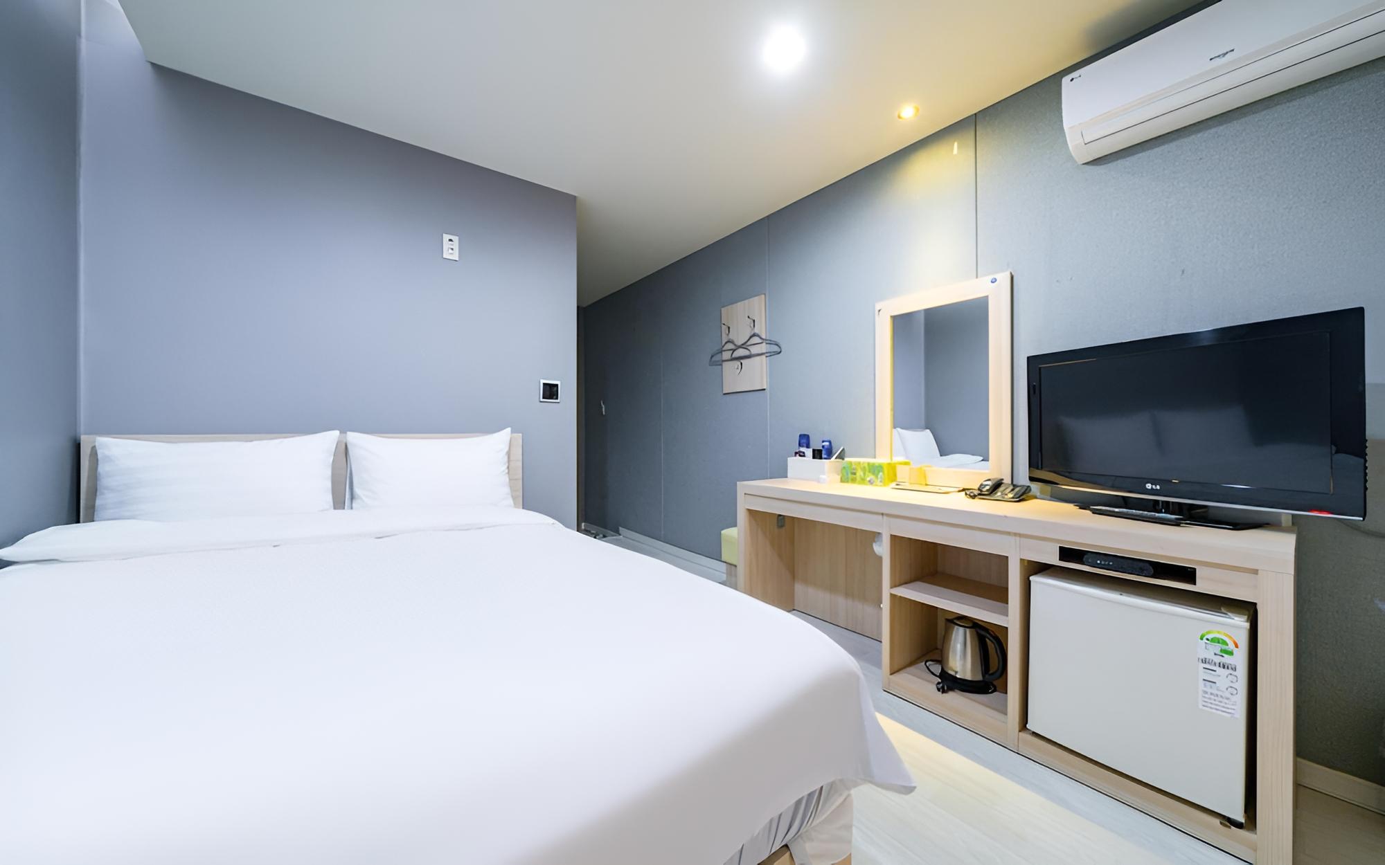 Room (Standard room (OTT Available)) - Photo 6