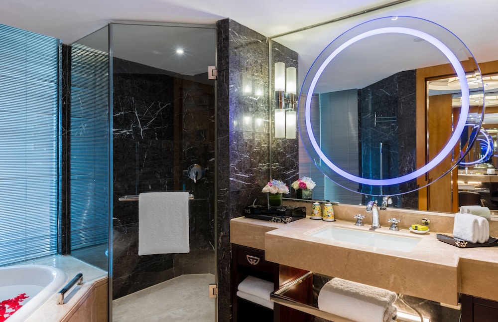 Junior Suite, 1 King Bed, Club Lounge Access - Photo 6
