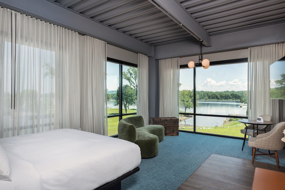 Premium Room, 1 King Bed (Spa Bath with Soaker Tub) - Photo 2