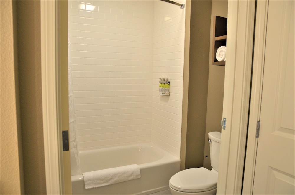 Suite, 1 Bedroom, Accessible, Kitchen (Communications) - Photo 6