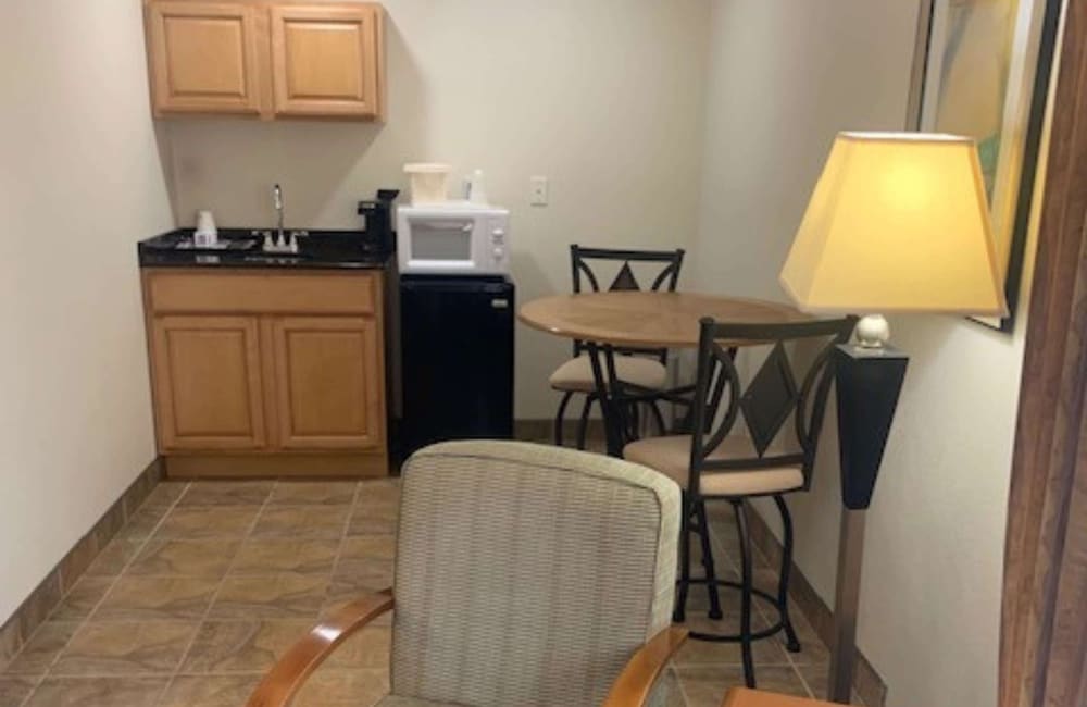 Suite, 1 Queen Bed, Non Smoking, Refrigerator & Microwave photo 2