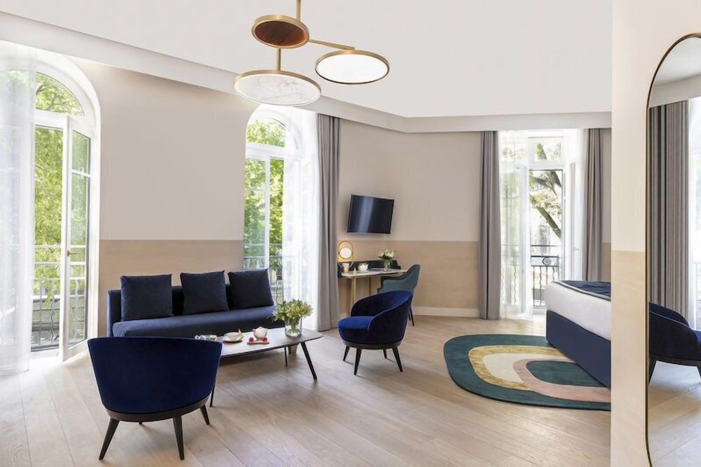 Suite - Photo 1