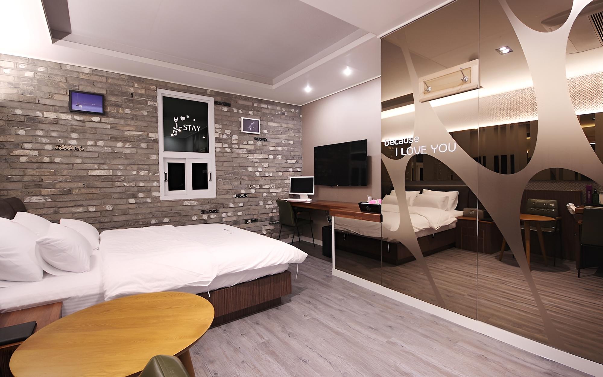 Room (Standard (1 vehicle per room)) - Photo 11