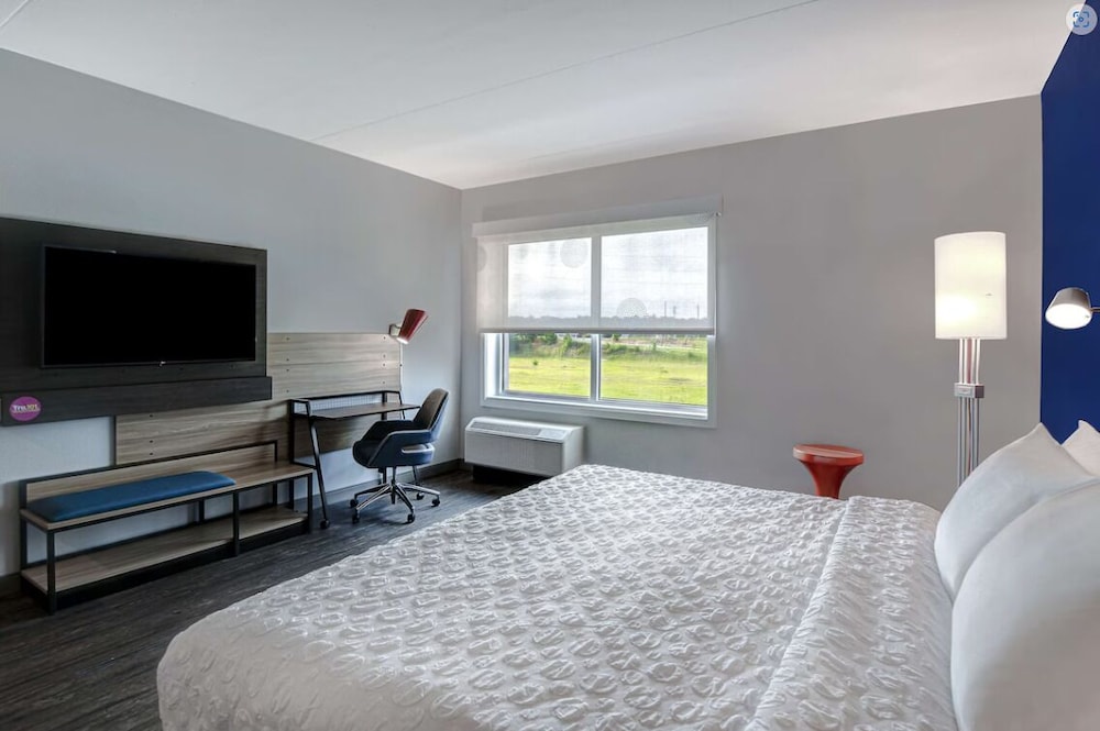 Room, 1 King Bed - Photo 3