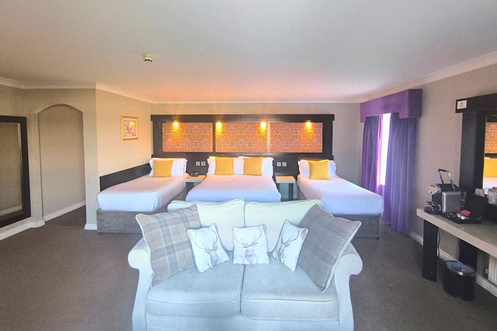Deluxe Family Suite -Double Bed & 3 Single Beds - Photo 6