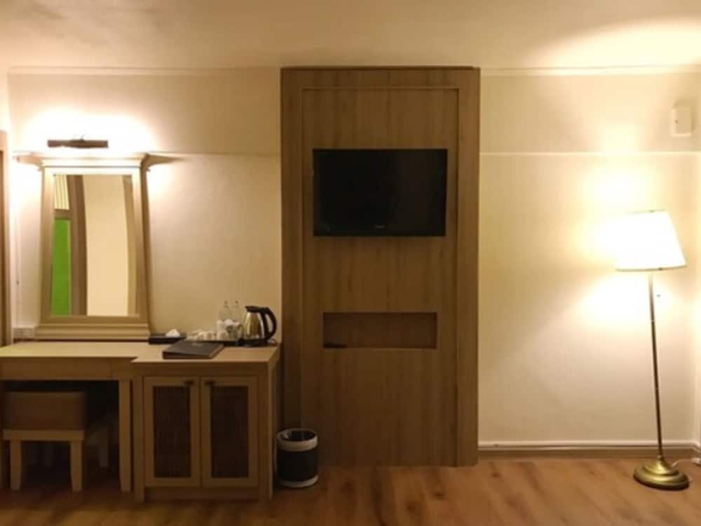Premium Twin Room - Photo 8