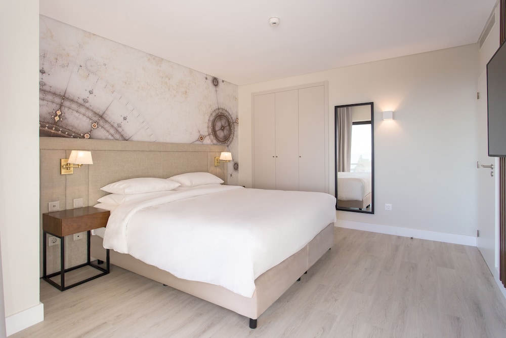 Premium Suite, 2 Bedrooms, Pool View (Balcony) - Photo 4