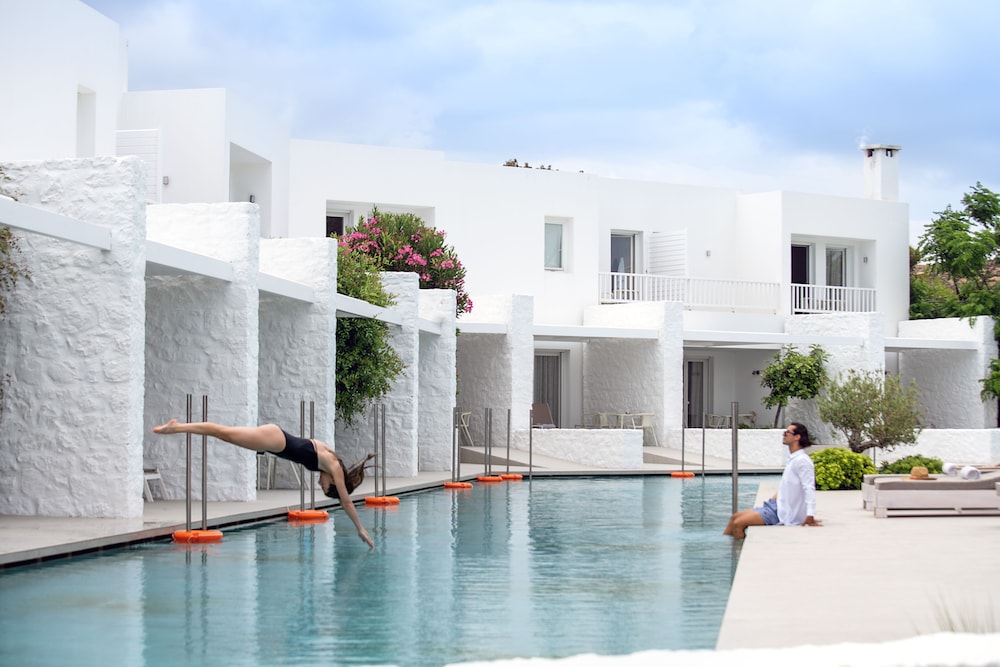 Deluxe Room, Sharing Pool, 1 King thumbnail 5