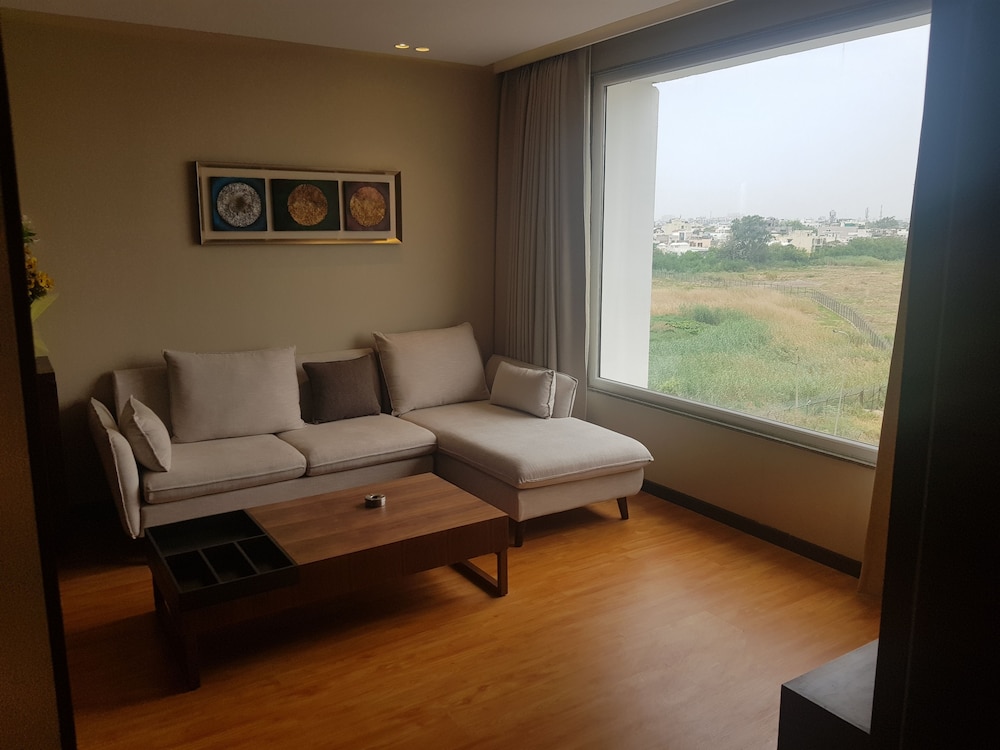 Suite - Photo 5