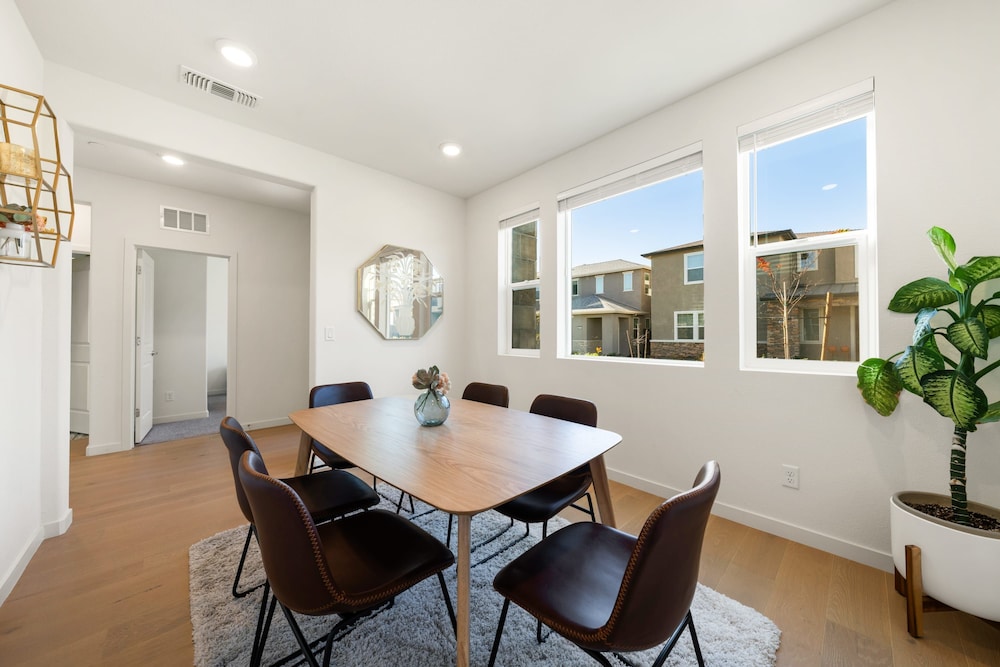 Modern 4BR Home Nr Airport DT w Fire Pit, Billede 21