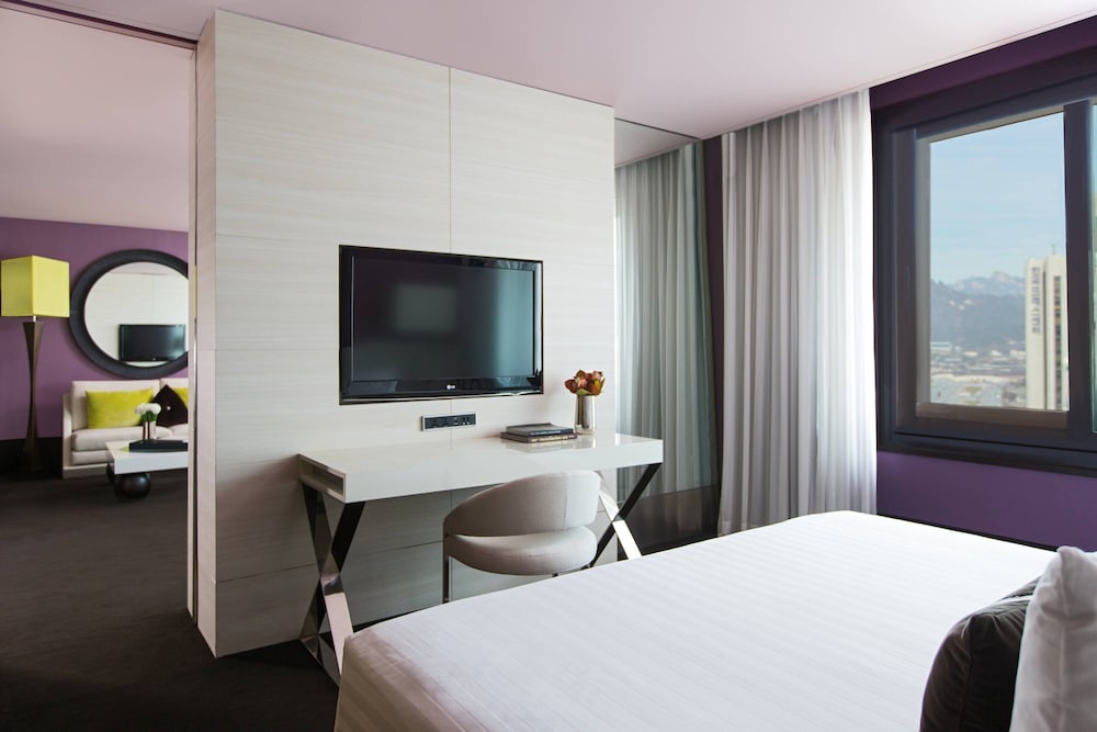 Club Suite, 1 King Bed photo 2