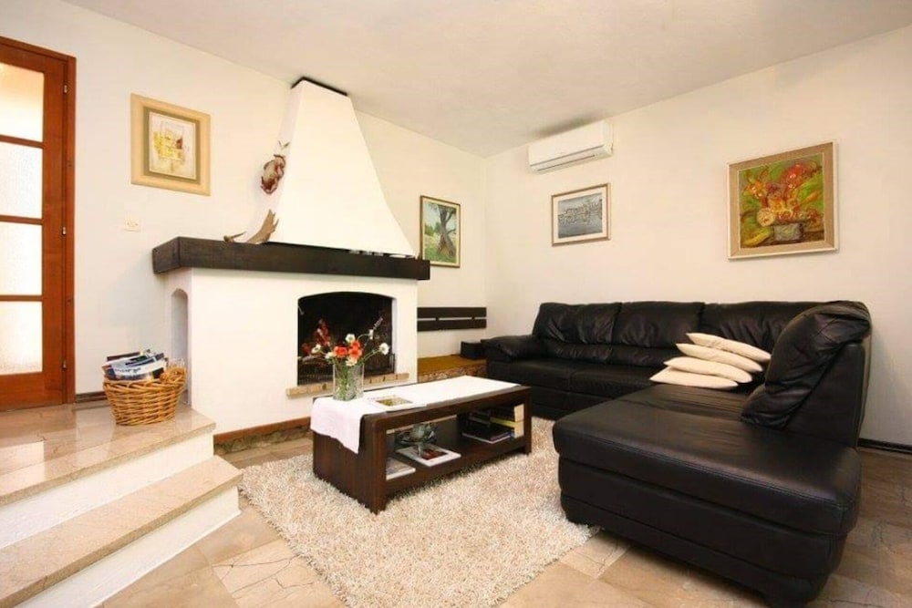 Villa photo 1