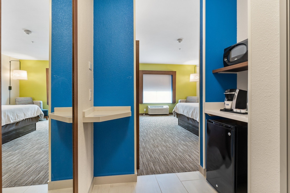 Standard Room, 1 King Bed, Jetted Tub - Photo 7