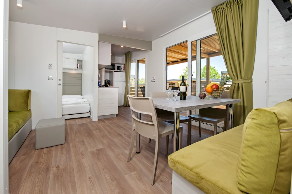 Superior Mobile Home, 2 Bedrooms, Terrace, Garden Area photo 2