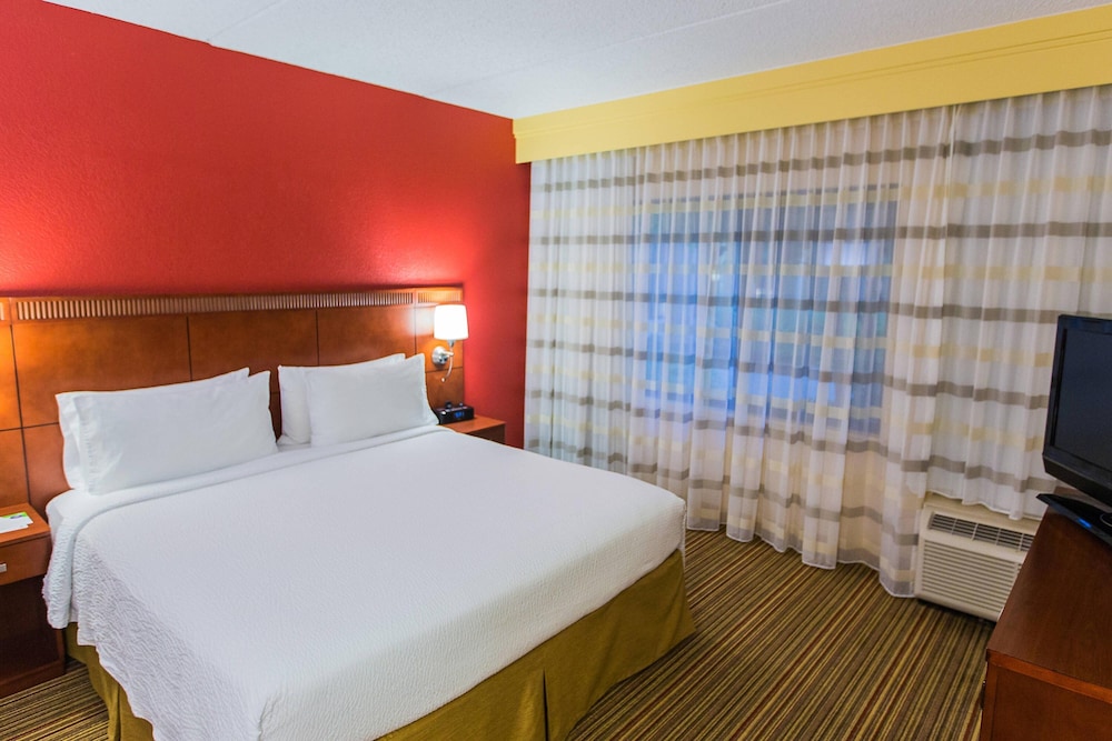 Room, 2 Queen Beds (Mobility Accessible, Tub) - Photo 4