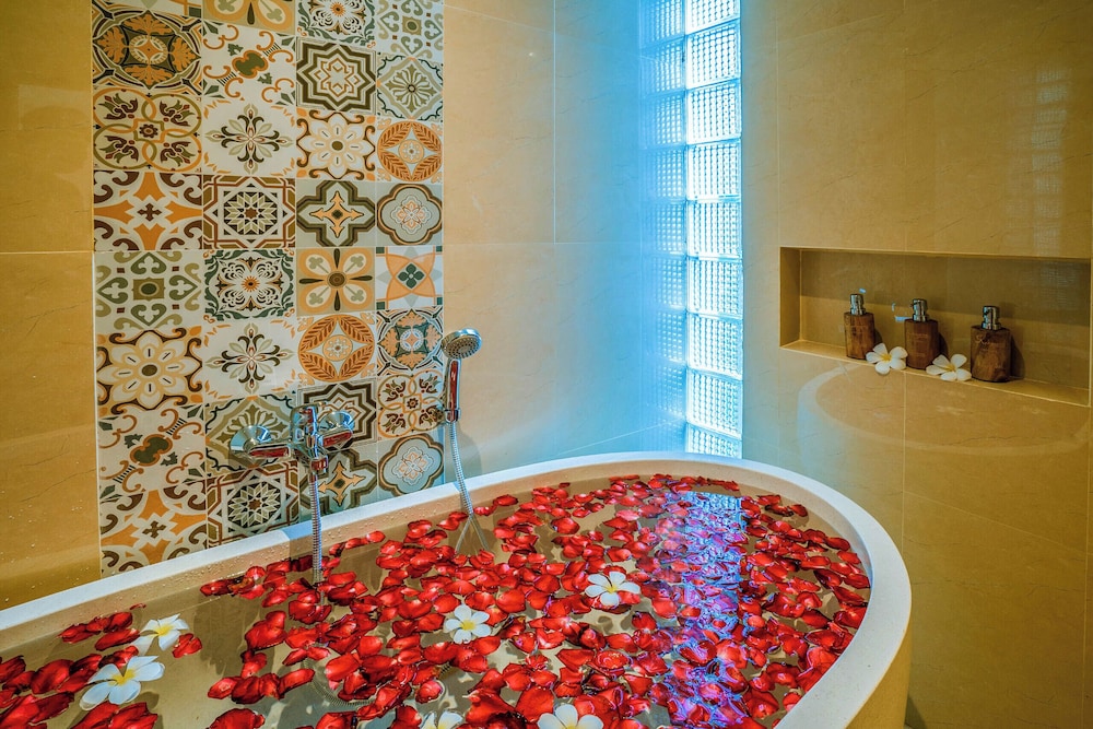 Suite, Pool View - Photo 14