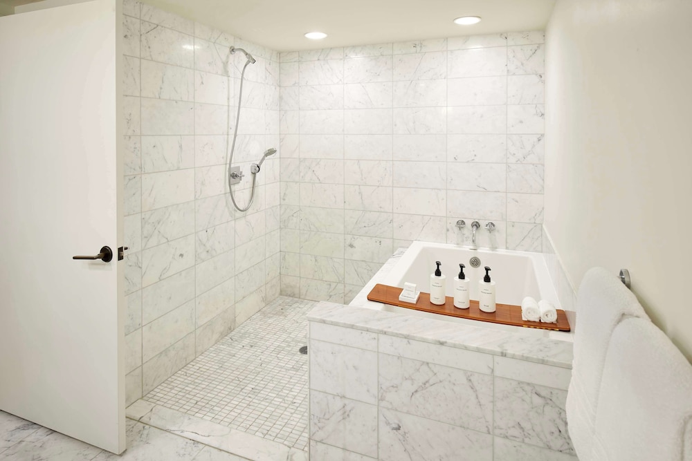 Premium Suite, 1 Bedroom with Den, Partial Ocean View (High Floor)