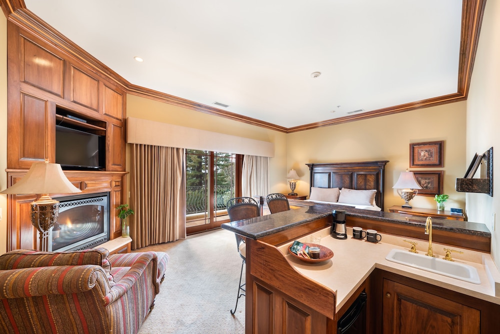 FETZER SUITE Room 201 photo 1