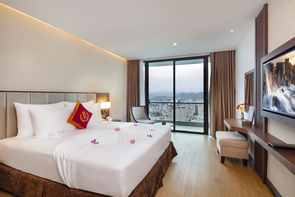 Grand Deluxe Balcony Partial Sea View - Photo 1