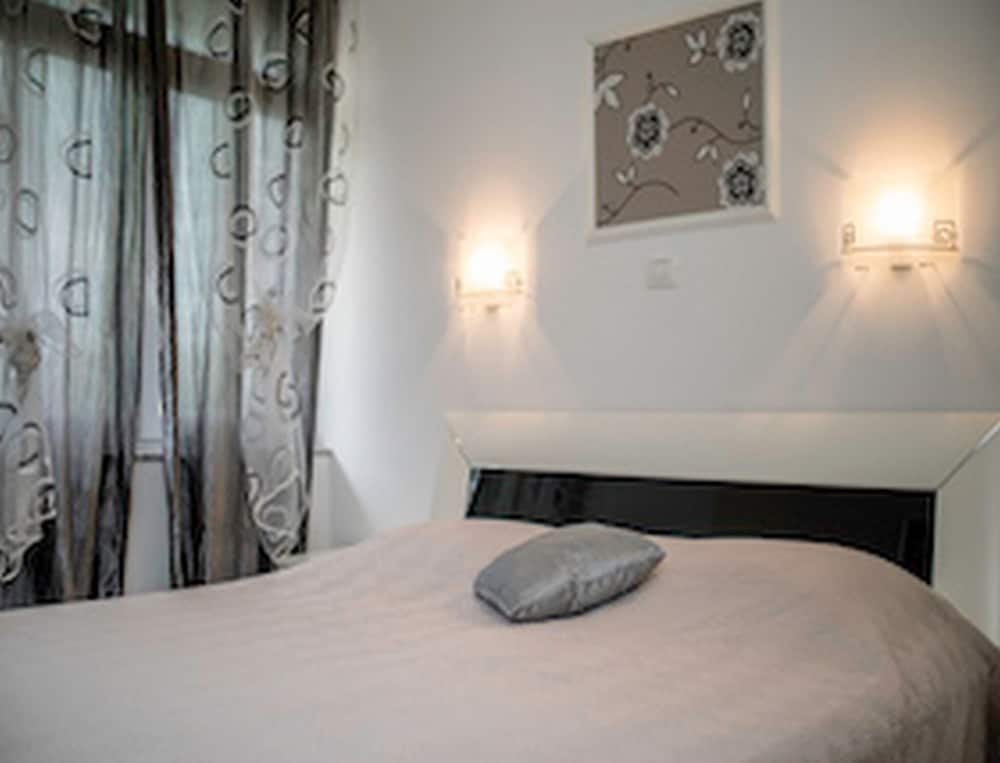 Apartment (One Bedroom Apartment with Terrace)