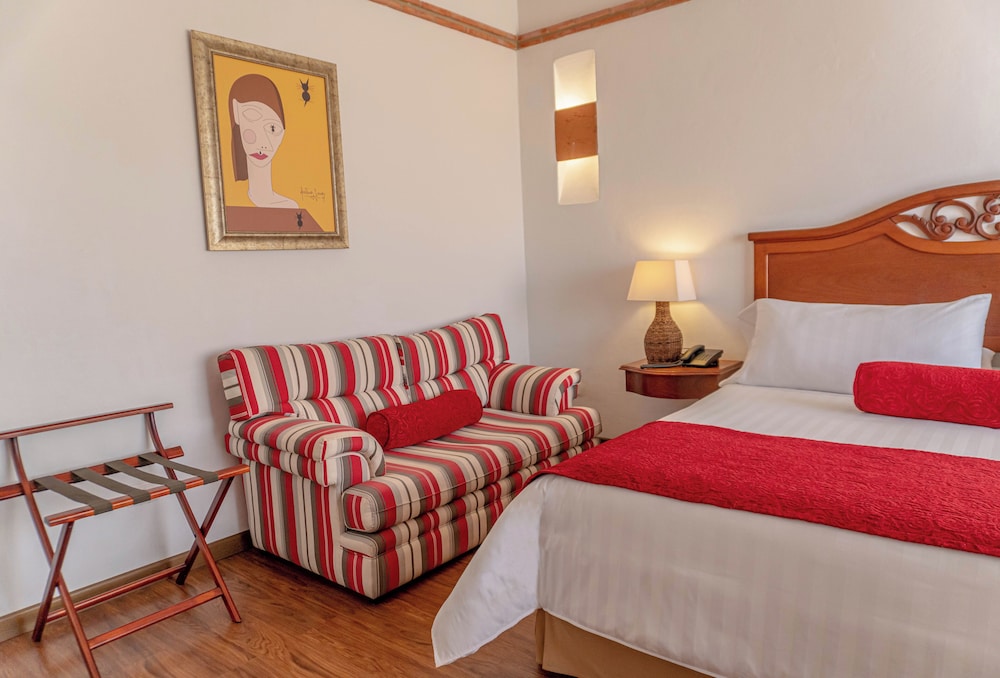 Superior Studio Suite, 1 King Bed, City View photo 3
