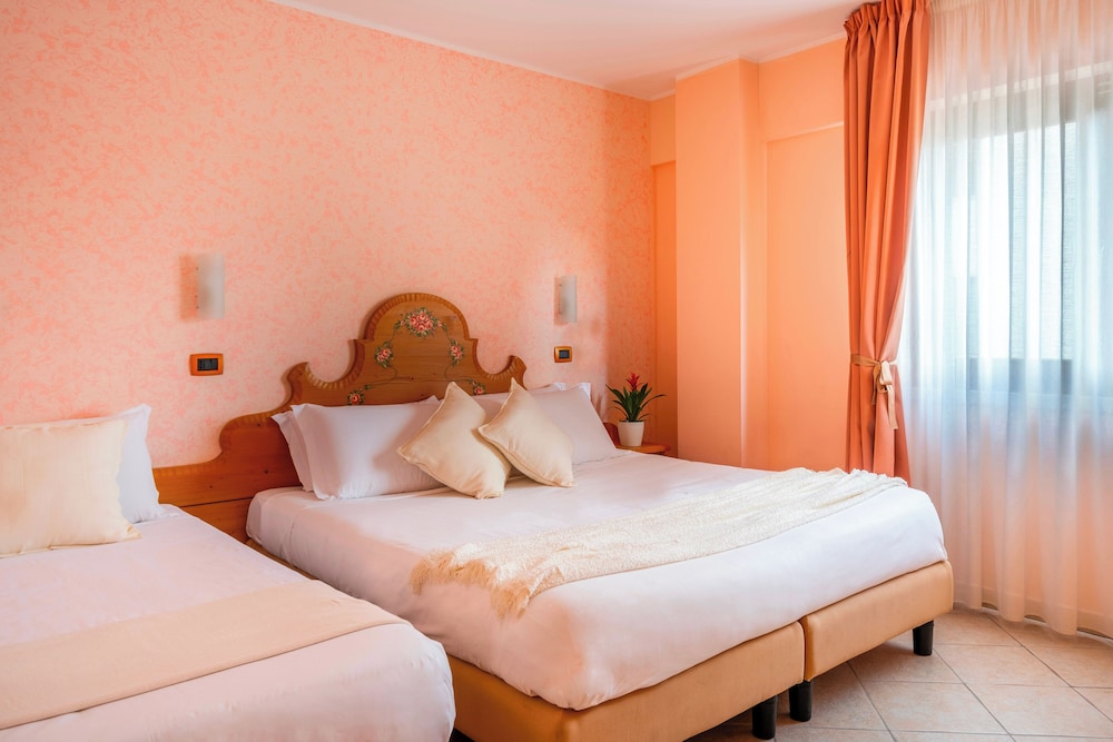 Triple Room with window photo 1