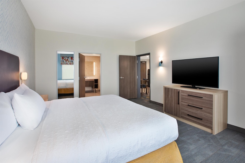 Suite, 1 King Bed, Accessible Bathtub