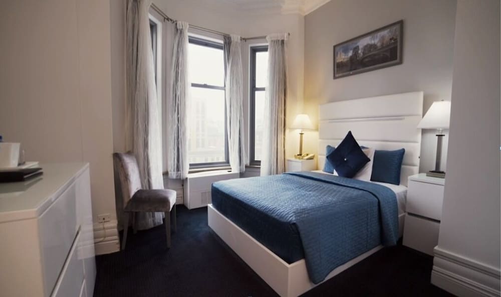 Queen Room, Interior View - Photo 1
