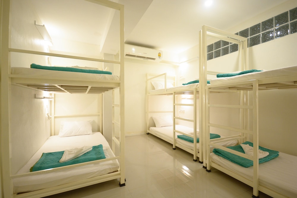 Private Room 6 Beds with Shared Bathroom photo 1