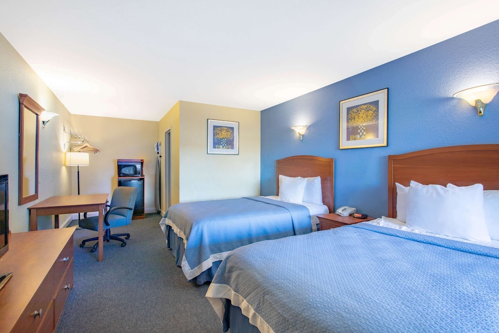 Room, 2 Double Beds, Smoking - Photo 2