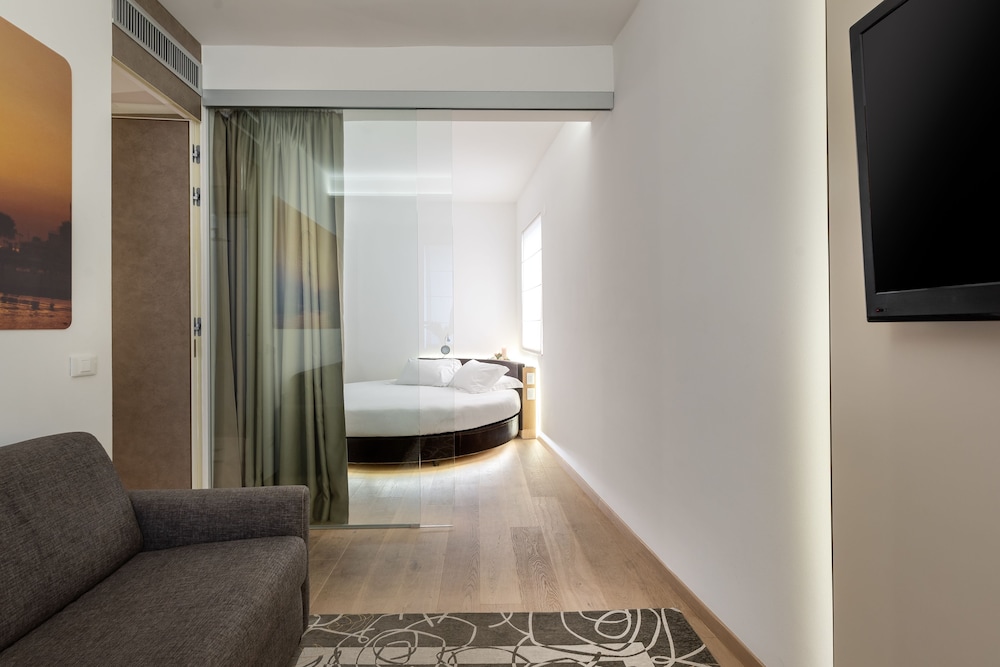 Round Suite with Hot Tub - Photo 17