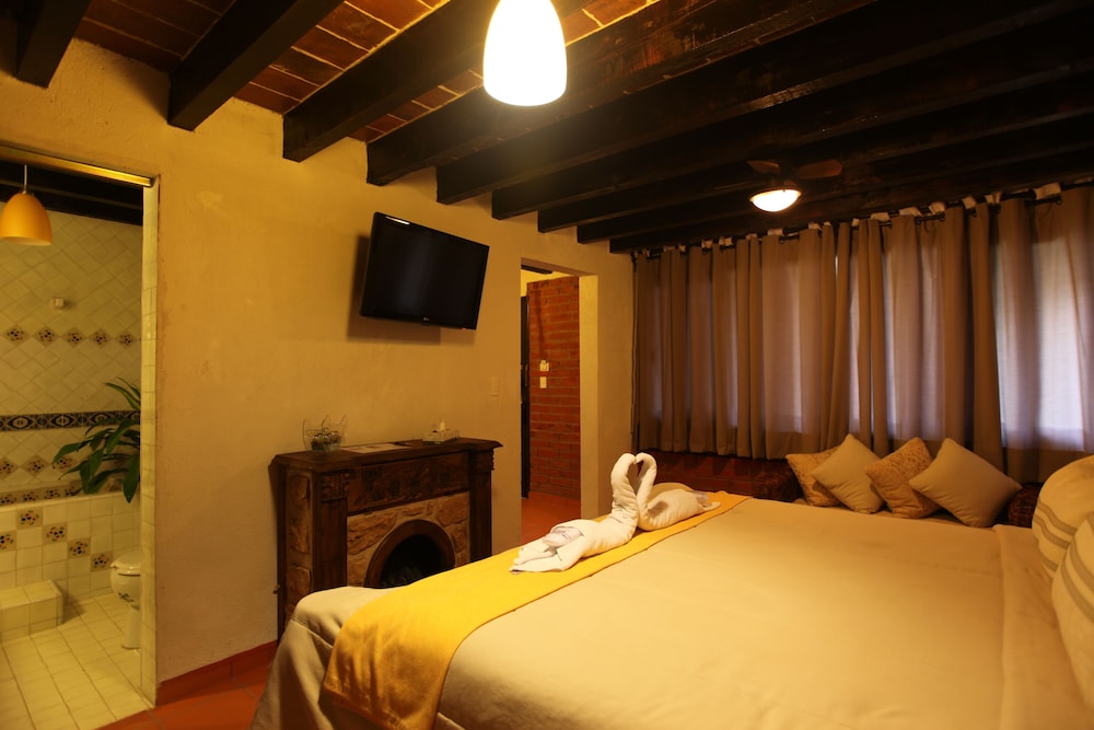 Deluxe Room, 1 King Bed photo 2